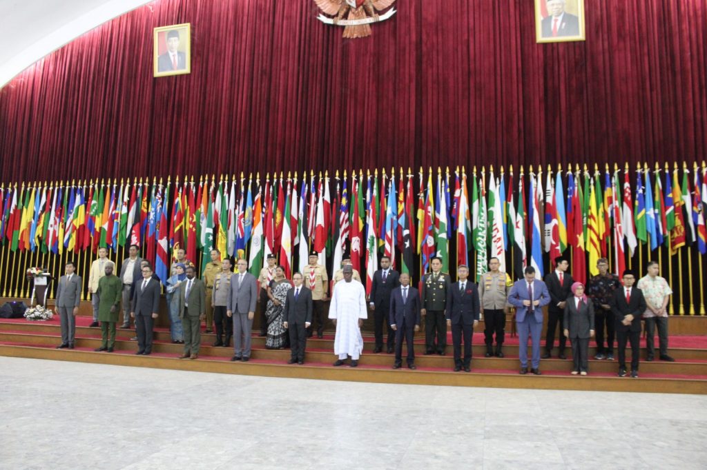 Perwakilan negara-negara asing dan para pejabat negara sedang berfoto bersama di Ruang Pertemuan (Isolapos/Nabil Haqqillah).
