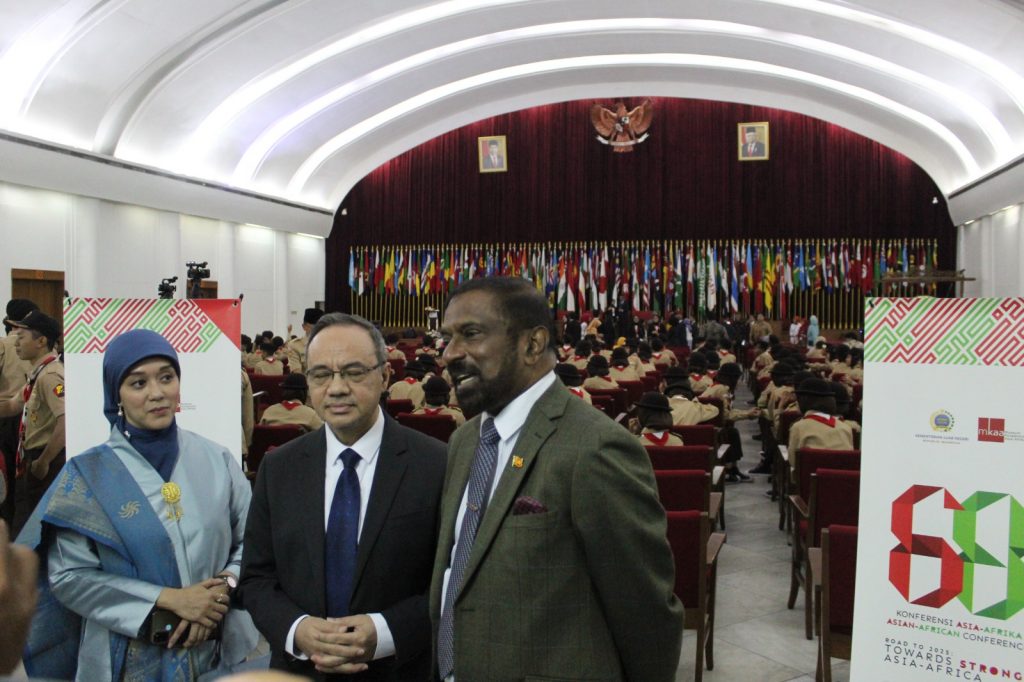 Duta Besar Sri Lanka untuk Indonesia, Jayanath Colombage (Kanan) sedang berbicara kepada awak media dalam konferensi pers bersama Direktur Jenderal Informasi dan Diplomasi Publik Kemenlu, Teuku Fayadh (Tengah) dan Kepala Museum KAA, Dahlia Kusuma Dewi. (Isolapos/Nabil Haqqillah).