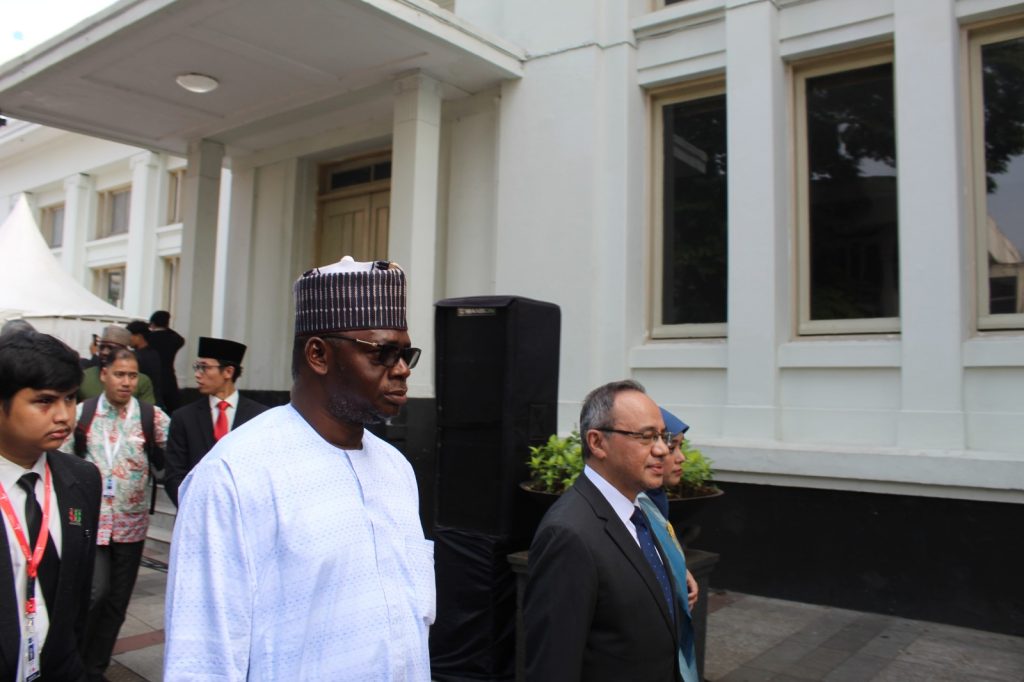 Duta Besar Nigeria untuk Indonesia, Usman Ari Ogah sedang berjalan menuju Ruang Pertemuan (Isolapos/Nabil Haqqillah).